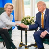 Meeting_between_Ursula_von_der_Leyen,_President_of_the_EC,_and_Donald_Trump,_President_of_the_United_States_-_2025_(3)