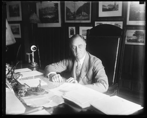 franklin-d-roosevelt-at-desk-1024