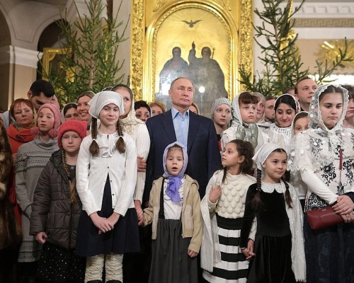Vladimir_Putin_celebrates_Christmas_with_orthodox_Christians_in_St_Petersburg_2019-01-07_5