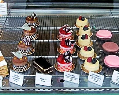 Cake_Shop_Window_In_The_14th_Arrondissement_Paris_April_2014