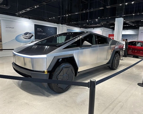 Tesla_Showroom_Miami_Design_District_December_2023_-_Tesla_Cybertruck_-_1