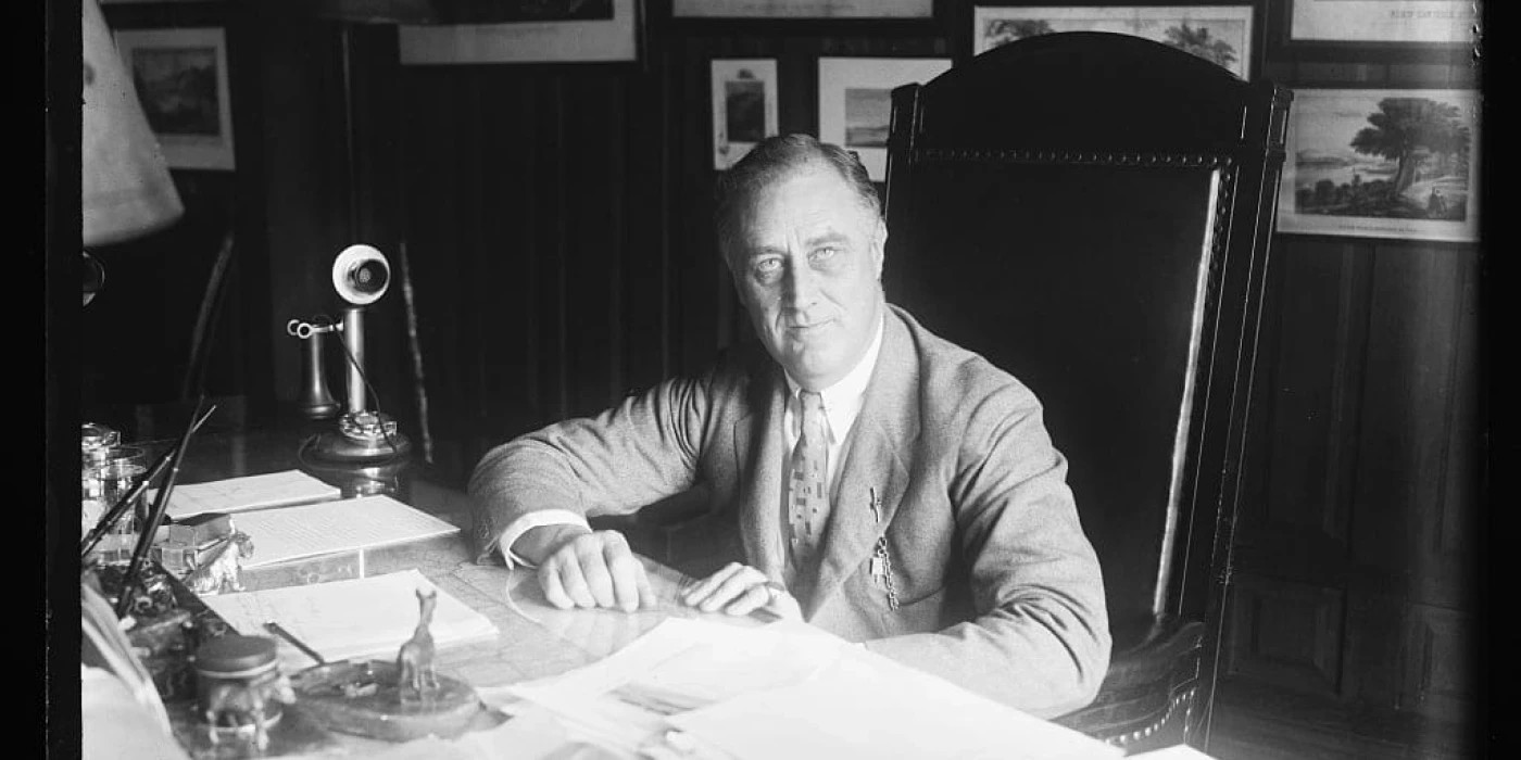 franklin-d-roosevelt-at-desk-1024