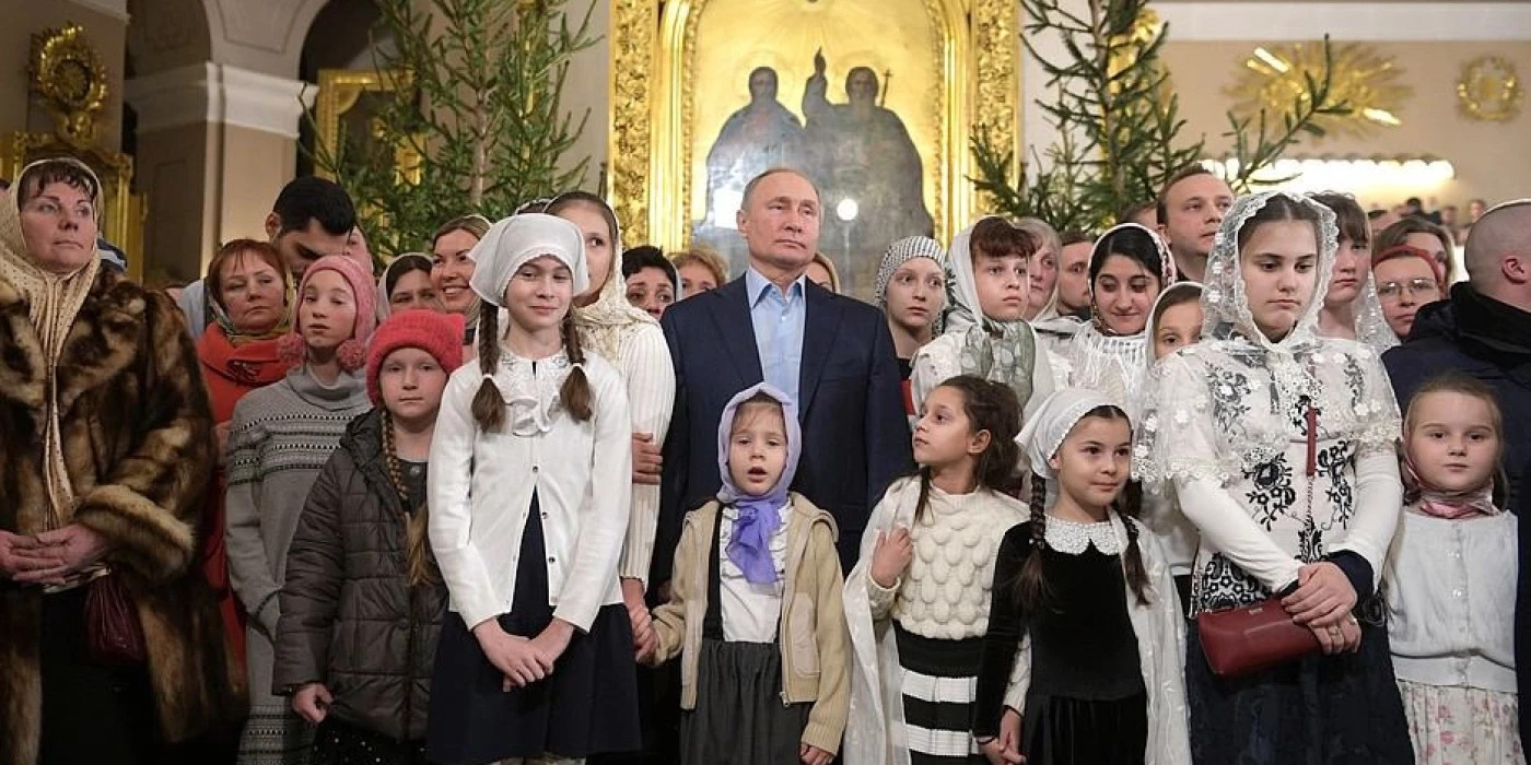 Vladimir_Putin_celebrates_Christmas_with_orthodox_Christians_in_St_Petersburg_2019-01-07_5