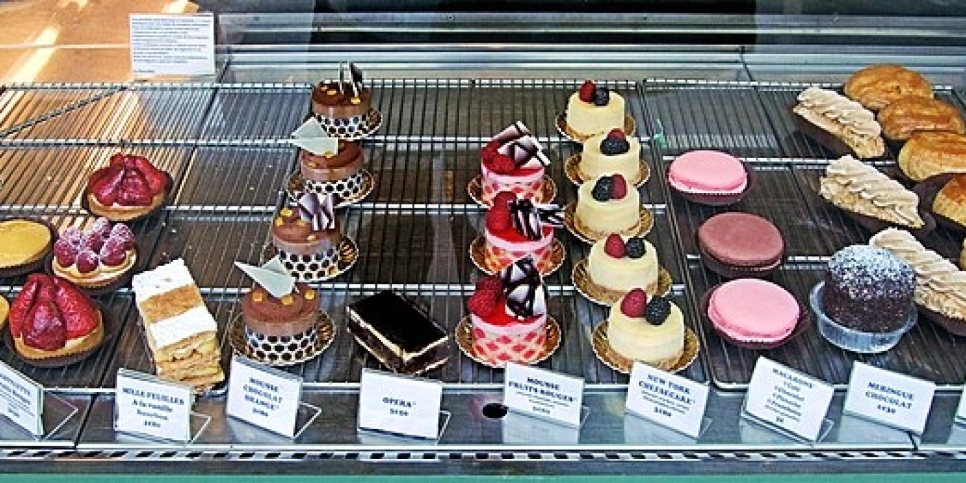 Cake_Shop_Window_In_The_14th_Arrondissement_Paris_April_2014