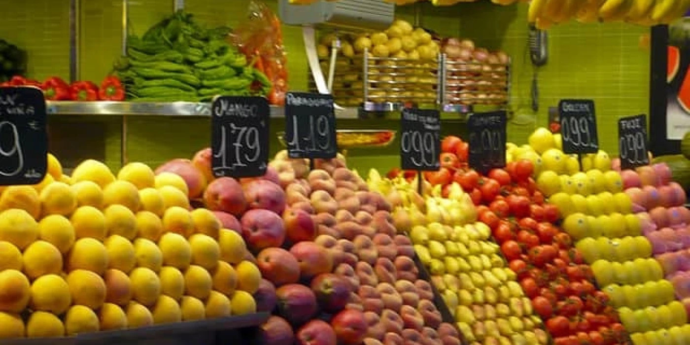 640px-Fruit_stall_at_Barcelona_market_2929344665