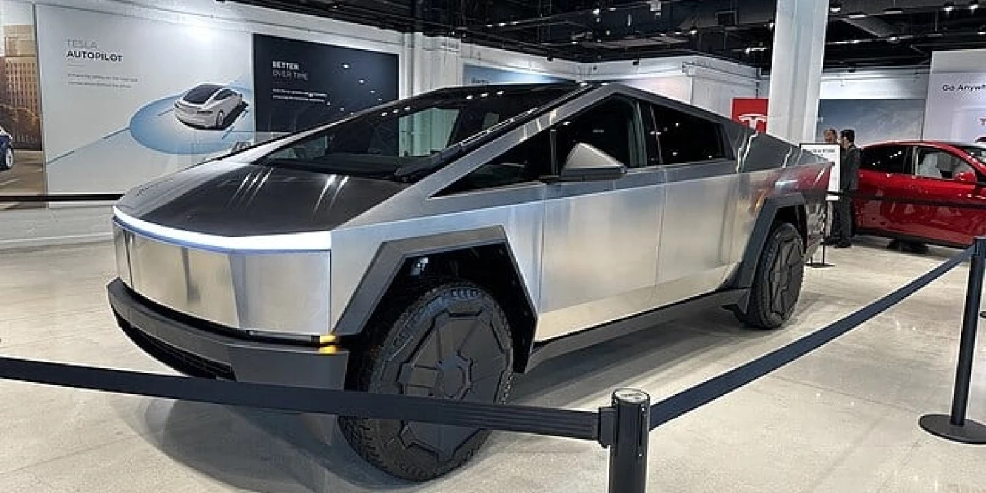 Tesla_Showroom_Miami_Design_District_December_2023_-_Tesla_Cybertruck_-_1