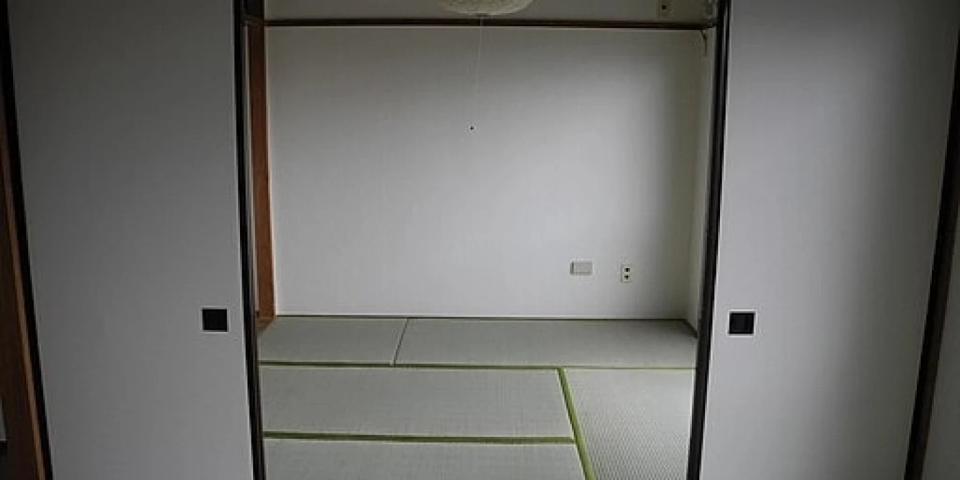 Empty_Tokyo_apartment_with_tatami_2
